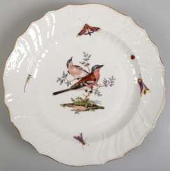 Meissen-Teller, ca. 1740-1780, im Spiegel polychrome Vogelmalerei mit Insekten, Maler: Christian Lindner (1728- 1806), Form Neubrandenstein, Goldrand berieben, Gebrauchspuren, 1. Wahl, Dm. 23,5 cm