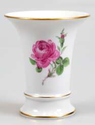 Kleine Meissen-Kratervase, Rote Rose mit Goldrändern, 1. Wahl, H. 9,5 cm