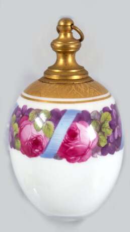 Ei-Flakon um 1900, Porzellan mit Messing-Montur, umlaufende polychrome Floralmalerei und Goldrand, Ges.-H. 8,5 cm - Foto 1