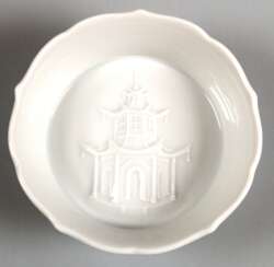 Meissen-Schälchen, weiß, mit Pagoden-Relief, Dm. 8 cm, im Originalkarton