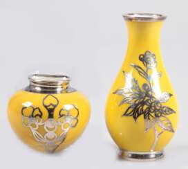 Kleine Vase und Wandvase mit floraler Silberauflage auf gelbem Grund, H. 10,5 cm und 5,5 cm