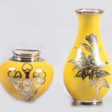 Kleine Vase und Wandvase mit floraler Silberauflage auf gelbem Grund, H. 10,5 cm und 5,5 cm - Foto 1