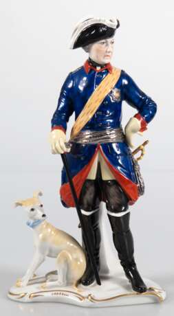 Porzellanfigur "Alter Fritz in Uniform mit Windspiel", Rudolf Kämmer, Volkstedt, polychrom bemalt, H. 28,5 cm - photo 1