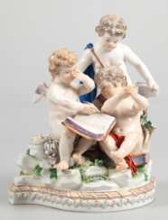 Meissen-Figurengruppe &quot;Amorettengruppe als Allegorie der Arithmetik&quot;, 19. Jh., Ritz-Nr. 12, Entwurf 1774 von Michel Victor Acier, polychrom bemalt, einige grobe Bestoßungen z.B. Blätter, Schriftrolle, Finger un…