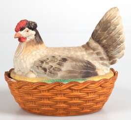 Dose &quot;Huhn auf Nest sitzend&quot;, Frankreich um 1900, polychrom bemalt, Gebrauchspuren, Innenrand repariert, H. 18 cm, L. 22 cm