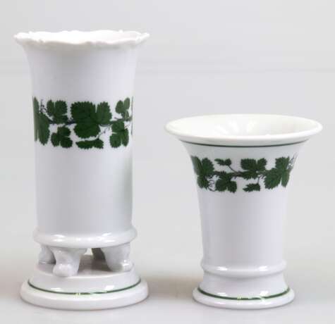 2 Meissen-Vasen, Weinlaub, dabei Kratervase, H. 9,5 cm und Vase mit 4 Füßchen auf festem Untersatz, H. 14 cm, 1. Wahl - photo 1