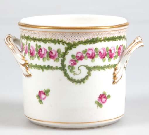 Übertopf, Carl Thieme, Potschappel Dresden, umlaufende Floralmalerei mit Golddekor, 2 seitl. Henkel, H. 11 cm, Innen-Dm. 10,7 cm - фото 1 Übertopf, Carl Thieme, Potschappel Dresden, umlaufende Floralmalerei mit Golddekor, 2 seitl. Henkel, H. 11 cm, Innen-Dm. 10,7 cm - фото 1