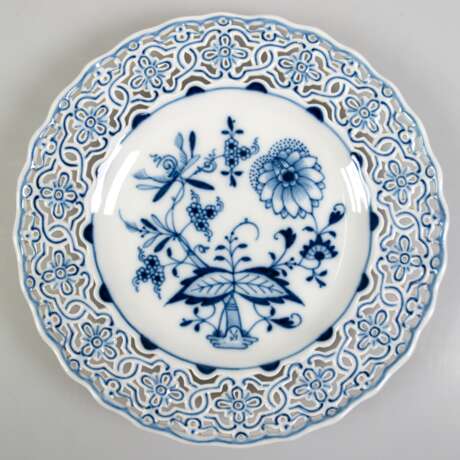 Meissen-Teller mit floral durchbrochener Fahne, Zwiebelmuster, 1. Wahl, Dm. 21,5 cm - photo 1