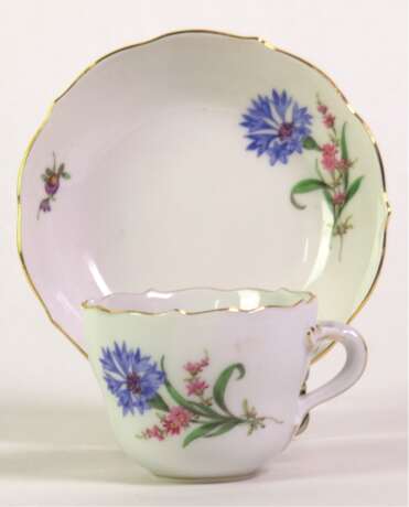 Meissen-Mokkatasse mit UT, Bunte Blume 2 mit Goldrand, UT mit Haarriss, 1. Wahl - photo 1