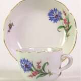 Meissen-Mokkatasse mit UT, Bunte Blume 2 mit Goldrand, UT mit Haarriss, 1. Wahl - photo 1