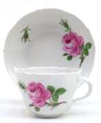 Изделия из фарфора. Meissen-Kaffeetasse mit UT, Rote Rose, Neuer Ausschnitt, Tassen-Rand best., 1. Wahl