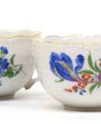 Изделия из фарфора. 6 Meissen-Mokkaobertassen, Bunte Blume 3 mit Goldrand, Altozier, Schwertermarke mit 2 Schleifstrichen, 7x18,5x18,5 cm
