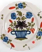 Изделия из фарфора. Fayence-Teller, mit Floralmalerei, Dm. 23 cm