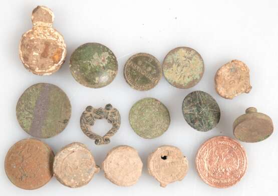 Konv. von 13 Bleiplomben und Bleimarken, 18./ 19. Jh., Bodenfund, 1,8 cm bis 2,5 cm - Foto 1