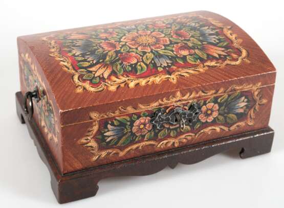 Holzschatulle, 20. Jh., allseitig braun gefaßt und mit üppiger Blumenmalerei, innen herausnehmbares Fach, Hakenschloß mit Schlüssel, seitl. 2 Ringgriffe, 15,5x30x22,5 cm - Foto 1
