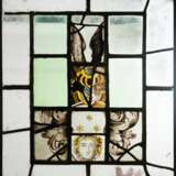 Bleiverglasung, wohl 19. Jh., Glas in verschiedenen Farben, z.T. bemalt, Gebrauchspuren und Riß, einige Lötstellen offen, 49x52 cm - photo 1