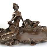 Bronze-Schale im Jugendstil, figürlich "Junge Frau mit Seerosen" Nachguß, braun patiniert, bez. "Milo", 11x22x16 cm - фото 1