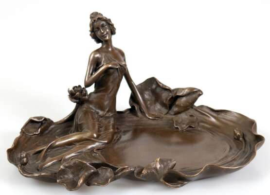 Bronze-Schale im Jugendstil, figürlich "Junge Frau mit Seerosen" Nachguß, braun patiniert, bez. "Milo", 11x22x16 cm - фото 1