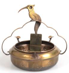 Großer Aschenbecher, auf dem Bügel Zigarrenabschneider in Form eines Vogels und Zündholzhalter, Kallmeyer &amp;amp; Harjes, Gotha um 1930, ornamentales Relief, Gebrauchspuren, H. 25 cm, L. 27 cm