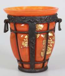 Vase, Ätzsignatur &quot;Daum&quot;- Lothringer Kreuz- &quot;Nancy&quot;, &quot;L. Majorelle&quot;, oranges, leicht marmoriertes Glas mit Goldeinschlüssen, in reliefierte Eisenfassung mit 2 seitlichen Henkeln geblasen, Ra…