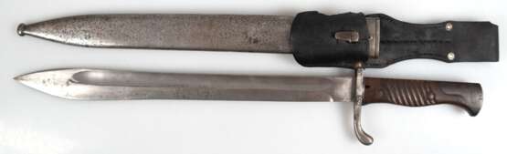 Bajonett 08, I. WK, Hersteller "Simson & Co., Suhl", Griffschalen aus Holz, Metallscheide, Koppelschuh defekt, Gebrauchspuren, Ges.-L. 51 cm - фото 1