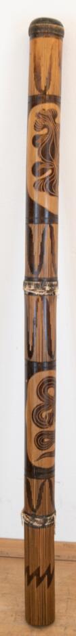 Didgeridoo, Australien, Bambus, mit ornamentalem Ritzdekor, Gebrauchspuren, L. 124 cm, Dm. 6,5 cm - Jetzt bei der Auktion