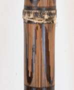 Verschiedene Antiquitäten. Didgeridoo, Australien, Bambus, mit ornamentalem Ritzdekor, Gebrauchspuren, L. 124 cm, Dm. 6,5 cm