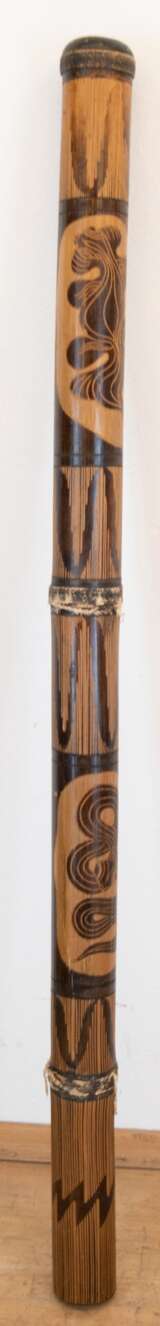 Didgeridoo, Australien, Bambus, mit ornamentalem Ritzdekor, Gebrauchspuren, L. 124 cm, Dm. 6,5 cm - Foto 1