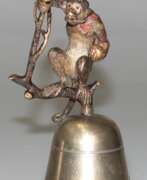 Verschiedene Antiquitäten. Tischglocke mit Wiener Bronze als Bekrönung, &quot;Affe mit Frucht auf Ast sitzend&quot;, um 1900, Reste alter Bemalung, Gebrauchspuren, Ges.-H. 14,8 cm