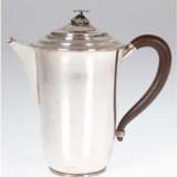 Kaffeekanne, Schweden 1949, Silber, punziert, 349 g, Holzhenkel, Blüte als Deckelbekröung, H. 17 cm - photo 1