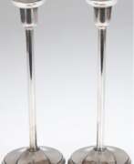 Produktkatalog. Paar Kerzenleuchter, Schweden 1968, Silber, punziert, runder beschwerter Stand mit Relieffries, H. 23 cm