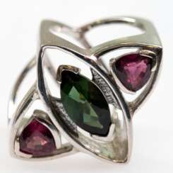 Ring, 925er Silber, Ges.-Gew. 22,1 g, z.T. poliert und mattiert, 1 grüner Amethyst im Navette-Schliff und 2 Pink-Topase im Triangel-Schliff, 2 Tragevarianten, RG ca. 57, Innendurchmesser 18,1 mm