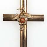 Großes Biedermeier-Kreuz, um 1850, Golddouble mit Koralle, Länge mit Öse 8,0 cm, Breite 4,1 cm - фото 1