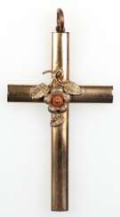 Großes Biedermeier-Kreuz, um 1850, Golddouble mit Koralle, Länge mit Öse 8,0 cm, Breite 4,1 cm