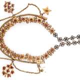 Collier, 19. Jh., Silber, mittig vergoldet, blütenförmige Glieder und mittiger Abhang mit 36 kleinen Rubinen besetzt, L. 43 cm - photo 1