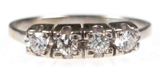 Ring, 585er WG, Ges.-Gew. ca. 2,4 g, 4 Brillanten von zus. ca. 0,35 ct., sehr gute Qualität, RG 54, Innendurchmesser 17,2 mm - photo 1