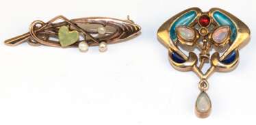 2 Jugendstil-Broschen, dabei 1x 333er GG, mit emailliertem Blattdekor und Flußperlenbesatz (1x best.), L. 4,1 cm und 1x Silber vergoldet, mit Opal- und Farbsteinbesatz (1x fehlt), 3,2x2,5 cm