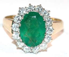 Brillant-Smaragd Ring, 585er GG/WG, mittig oval facettierter Smaragd von ca. 4 ct., eingerahmt von 14 Brillanten von zus. ca. 0,5 ct, VSI, RG, Ges.-Gew. 4,86 g, RG 58
