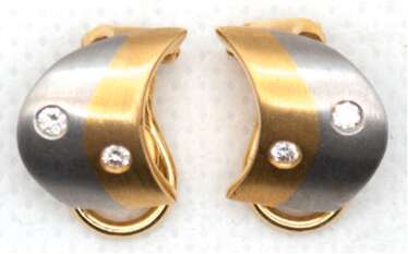 Brillant-Ohrclips, 750er GG/ WG, Wellenform, Bicolor mit je 2 Diamanten besetzt, Ges.-Gew. 6,26 g, L. 1,3 cm
