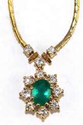 Collier, 585er Gold, mittig mit ovalem Smaragd von 0,45 ct., eingerahmt von 11 Brillanten zus. 0,35 ct., Kastensteckschloß mit Sicherheitsacht, ges. 7,7 g, L. 42 cm