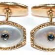 Manschettenknöpfe, um 1920, 585er GG, ca. 7,9 g, Perlmutt und Saphir-Cabochons, Vorder-und Rückseite sind identisch, punziert &amp;quot;DRGM&amp;quot; - Auction prices