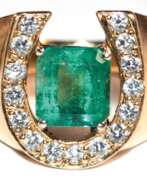 Каталог товаров. Hufeisen-Ring, 14 k GG, ca. 12,4 g, Goldschmiedearbeit, Smaragd ca. 8,2 x 8,5 mm, Brillanten zus. ca. 0,60 ct., RG 63, Innendurchmesser 20,0 mm