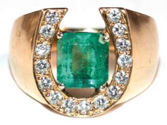 Hufeisen-Ring, 14 k GG, ca. 12,4 g, Goldschmiedearbeit, Smaragd ca. 8,2 x 8,5 mm, Brillanten zus. ca. 0,60 ct., RG 63, Innendurchmesser 20,0 mm