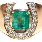 Hufeisen-Ring, 14 k GG, ca. 12,4 g, Goldschmiedearbeit, Smaragd ca. 8,2 x 8,5 mm, Brillanten zus. ca. 0,60 ct., RG 63, Innendurchmesser 20,0 mm - photo 1