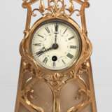 Jugendstil-Tischuhr "Junghans", floral gestaltetes Messing-Gehäuse mit hinterlegter Alabaster-Platte, 2 Blätter best. (1x vorhanden), Uhrwerk nicht funktionstüchtig, 39,5x21x8 cm - photo 1
