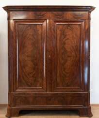 Spätbiedermeier-Kleiderschrank, Mahagoni furniert, 2-türig, im Sockel 1 Schublade, zerlegbar, 1 Zierleiste fehlt, kleine Furnierschäden, Furnierblasen, 212x175x68 cm