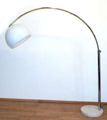 Bogenlampe, 1970er Jahre, an großem, gebogenem Chromarm weißer Kugellampenschirm aus Kunststoff, Standfuß aus Gußmarmor, Chromarm korrodiert, varaíable H. ca. 170 cm