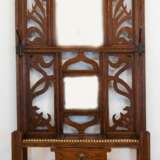 Jugendstil-Wandgarderobe, Eiche, floral durchbrochene Rückwand mit 2 Spiegeln, Ablage mit Schublade auf 4 Beinen, 7 Metall-Kleiderhaken, 200x73x23 cm - photo 1