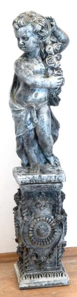 Gartenfigur "Putto mit Blumengirlande " auf reich reliefiertem Sockel, Steinguss, 2-teilig, ges. 115x22x22 cm - photo 1