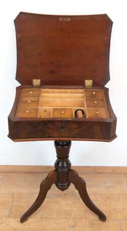 Biedermeier-Nähtisch, Mahagoni furniert, unter aufklappbarer Deckplatte Fächereinteilung z.T. mit Deckeln, gedrechselte Mittelsäule auf 3 Füßen, Gebrauchspuren, 72x52x40 cm - Foto 1